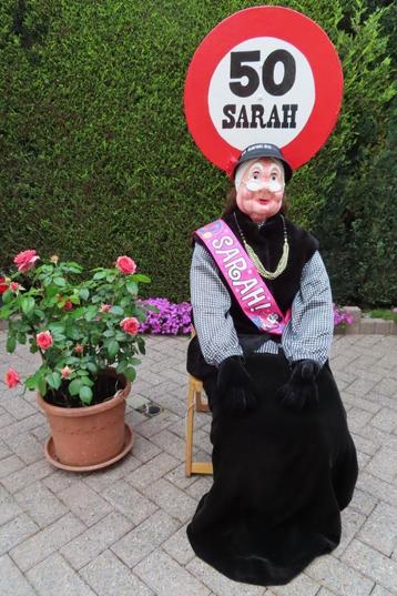 50 Sarah met feestbord geweldige verjaardag verrassing. beschikbaar voor biedingen