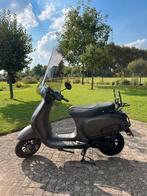 Santini capri scooter geel kenteken 2023, Fietsen en Brommers, Scooters | Overige merken, Ophalen, Maximaal 45 km/u, Zo goed als nieuw