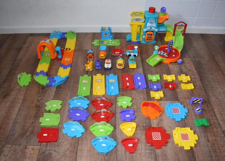 Toet Toet Auto met politiebureau, trein, autootjes, wegdelen, Kinderen en Baby's, Speelgoed | Vtech, Gebruikt, 2 tot 4 jaar, Ophalen of Verzenden