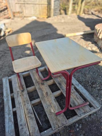 Schoolbankje. Tafel en stoel  beschikbaar voor biedingen