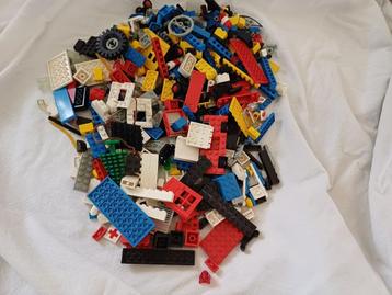 partij lego met minifiguren en accessoires  beschikbaar voor biedingen