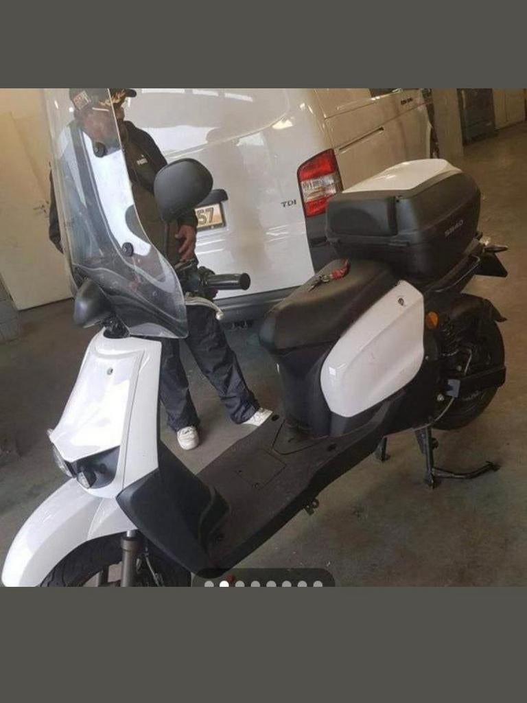 Te koop!EAGV STRADA Merk elektrisch schooter.met blauw kente, Fietsen en Brommers, Snorfietsen en Snorscooters, Elektrisch, Ophalen