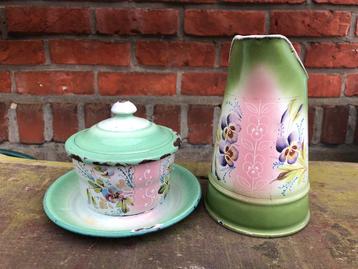 Groen emaille kannetje met viooltjes en roze beschikbaar voor biedingen
