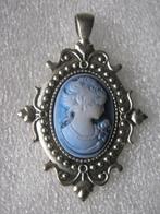 Zilver Kleurige Metalen Hanger met Metallic Blauwe Camee, Overige materialen, Gebruikt, Overige voorstellingen, Verzenden