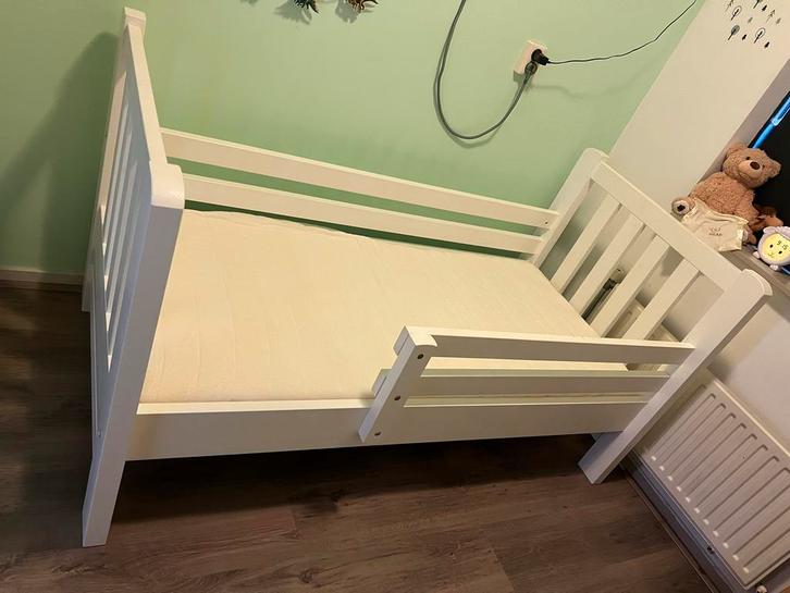 Peuterbed met toebehoren - Zo goed als nieuw!, Kinderen en Baby's, Kinderkamer | Bedden, Zo goed als nieuw, 140 tot 160 cm, 70 tot 85 cm