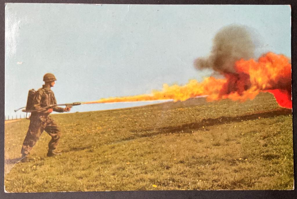 MILITAIR Vlammenwerper in aktie, ansichtkaart uit 1961, Verzenden, 1960 tot 1980, Gelopen