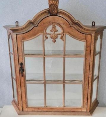 Klassiek noten houten wandkastje/pronkkastje/vitrinekastje  beschikbaar voor biedingen