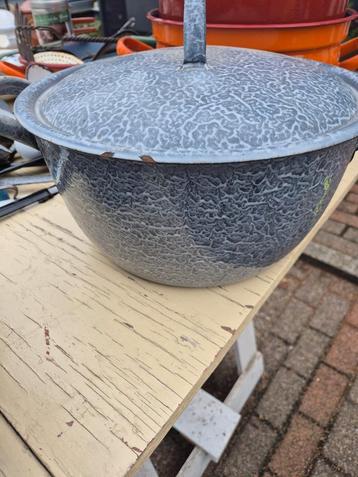 Vintage geëmailleerde pan met deksel beschikbaar voor biedingen