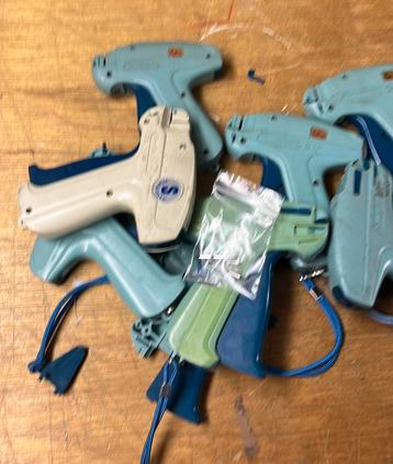 7 banol pistolen met 4 reserve naalddn beschikbaar voor biedingen