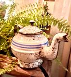 Zeer oud frans wit met blauwe emaille theepotje op voetje, Antiek en Kunst, Antiek | Emaille, Ophalen of Verzenden
