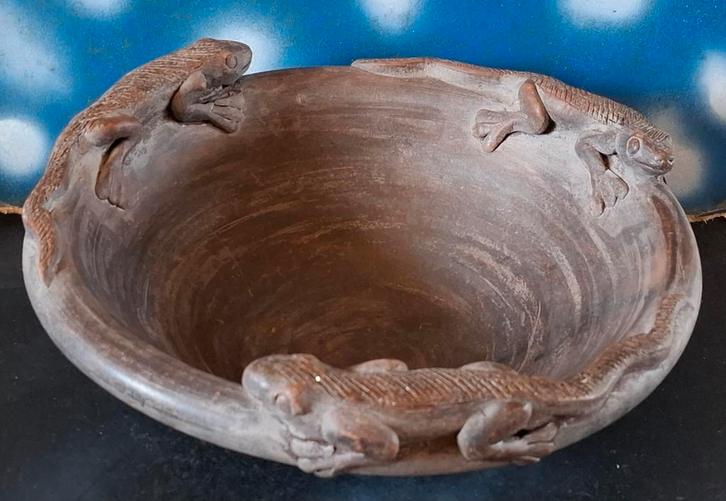 Schaal met Varanen. Indonesië.  Terra-cotta.  32/13 cm., Huis en Inrichting, Woonaccessoires | Schalen en Manden, Zo goed als nieuw