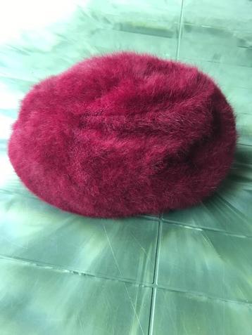 Bordeauxrode fluffy dames muts beschikbaar voor biedingen
