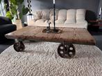 Vintage salontafel met gietijzeren wielen, Ophalen, 100 tot 150 cm, Zo goed als nieuw, Minder dan 50 cm