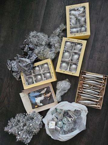 Complete kerstboom versiering zilvergrijs beschikbaar voor biedingen