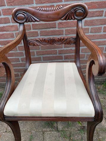 Antieke stoel beschikbaar voor biedingen