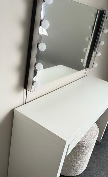 Toilettafel met spiegel en LED verlichting beschikbaar voor biedingen