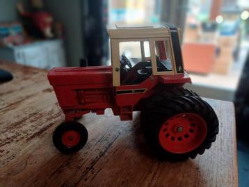 ERTL international 1586 tractor  beschikbaar voor biedingen