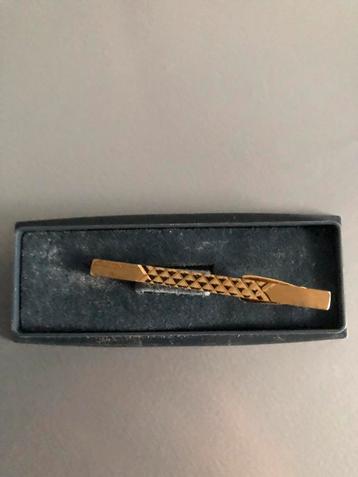 Goudkleurige Dasspeld beschikbaar voor biedingen