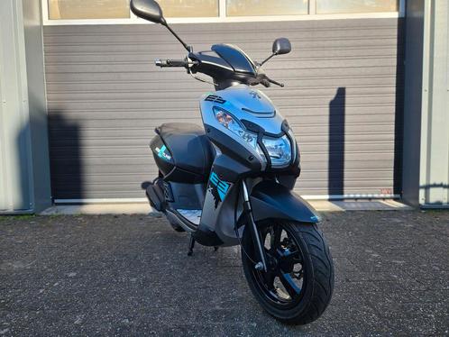 PEUGEOT KISBEE 4T E5 BROM 01-2023 STREETLINE 6600KM 1e Eig., Fietsen en Brommers, Brommers | Tuning en Styling, Zo goed als nieuw