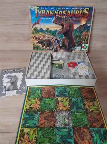 Tyrannosaurus op de vlucht voor de - s1312 beschikbaar voor biedingen