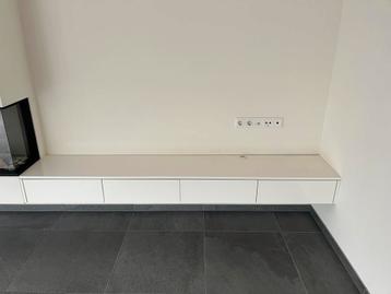 Zwevend wit televisiemeubel beschikbaar voor biedingen