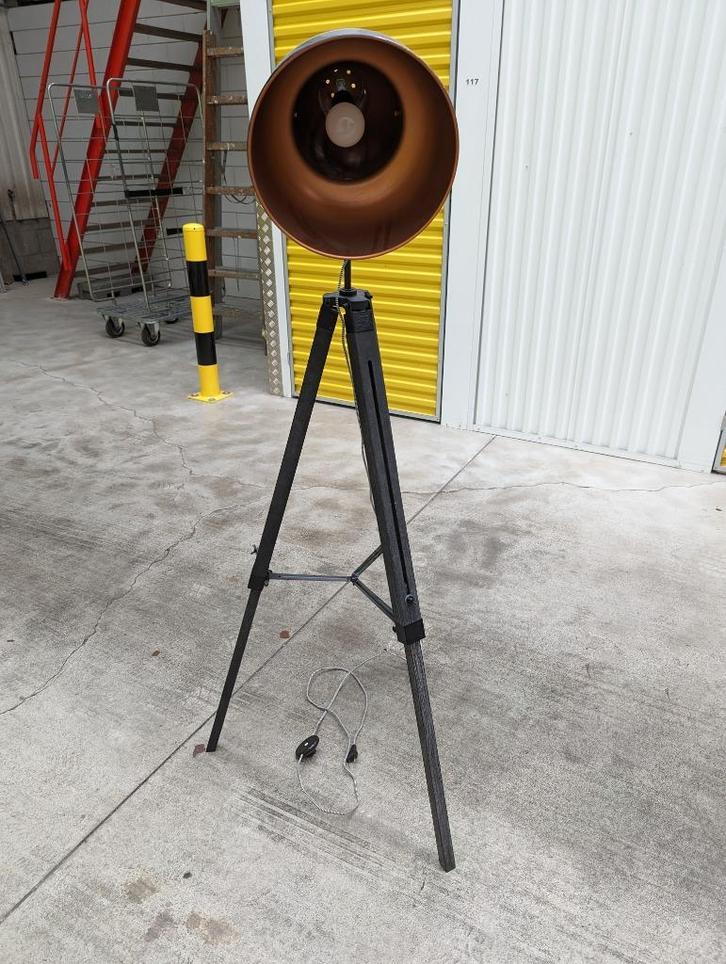 Industriële vloerlamp op houten tripod, Huis en Inrichting, Lampen | Vloerlampen, Gebruikt, 100 tot 150 cm, Hout, Metaal, Ophalen