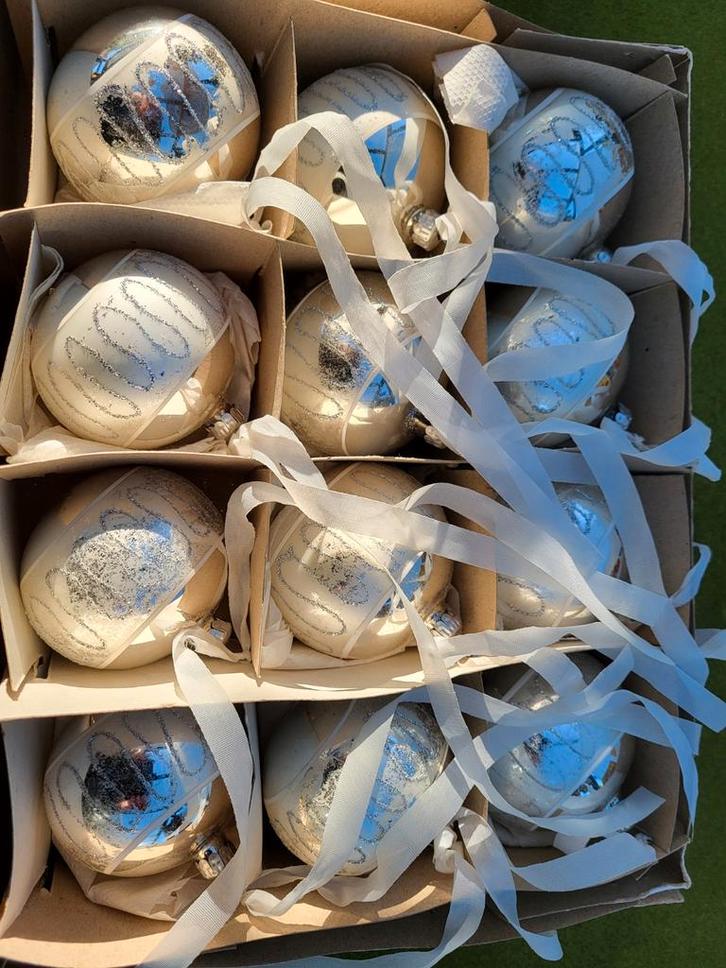 12 oude zilveren Kerstboomballen/ kerstballen in doos Ø 6cm, Diversen, Kerst, Nieuw, Ophalen of Verzenden