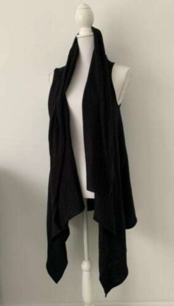 Zwarte mooie open Vest maat M!, Kleding | Dames, Truien en Vesten, Zo goed als nieuw, Maat 38/40 (M), Zwart, Verzenden