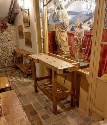 korte oude werkbank 130 cm met onderblad en 2 bankschroeven beschikbaar voor biedingen