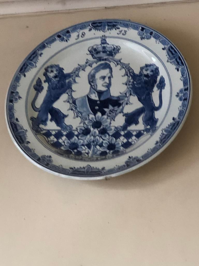 Delfts blauw wandbord koning Willem III jubileum 1813-1913, Verzamelen, Gebruikt, Ophalen of Verzenden, Servies, Nvt