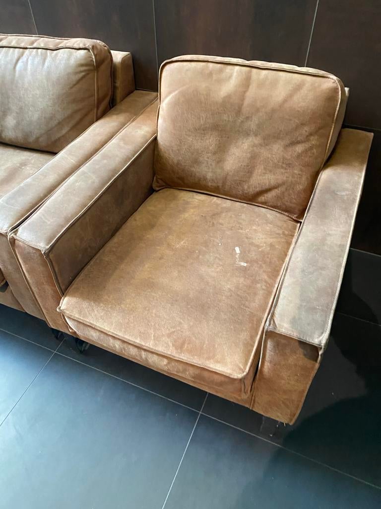 Comfortabele 4-persoons bank van bruin leer, Huis en Inrichting, Banken | Bankstellen, Ophalen, 250 tot 300 cm, Gebruikt, Rechte bank