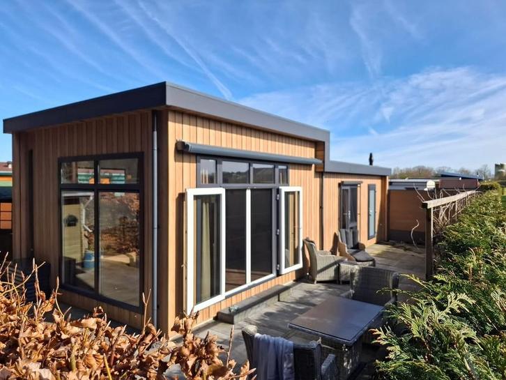 Luxe chalet op camping Jacobushoeve in Stroe, Caravans en Kamperen, Stacaravans, tot en met 2, Ophalen