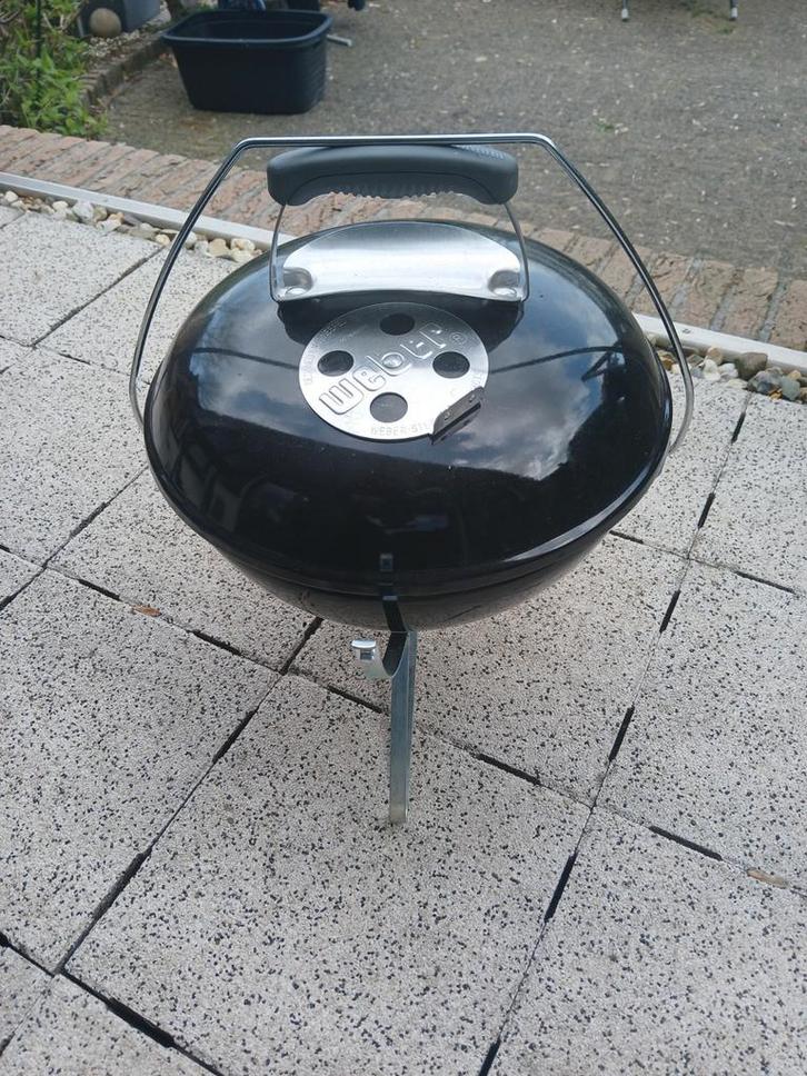 Kleine Weber bbq meee te nemen of voor op de camping., Tuin en Terras, Houtskoolbarbecues, Zo goed als nieuw, Ophalen