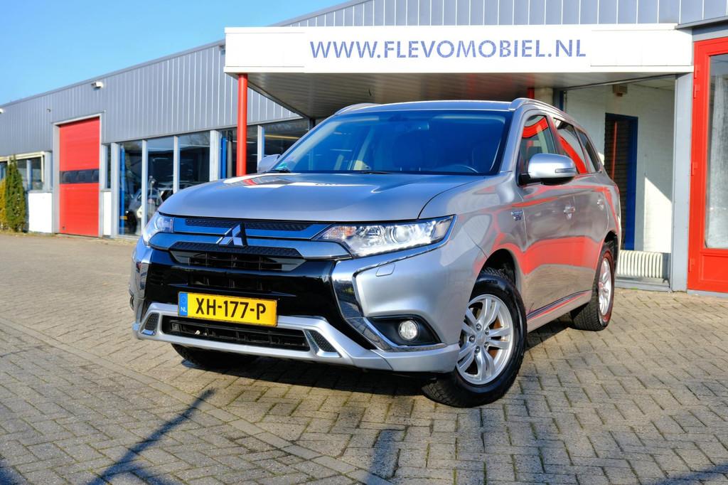Mitsubishi Outlander 2.4 PHEV Pure AWD Aut. Leder-Alcantara|, Auto's, Mitsubishi, Automaat, 135 pk, 4 cilinders, 120 €/maand