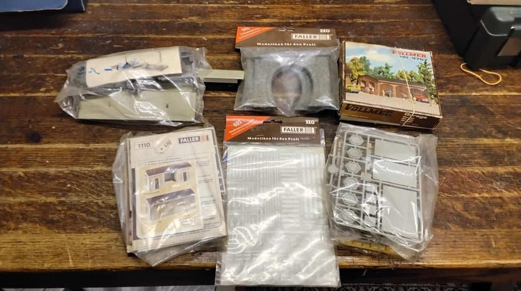 Diverse huisjes en toebehoren  20 euro., Hobby en Vrije tijd, Modeltreinen | H0, Overige merken, Gelijkstroom of Wisselstroom