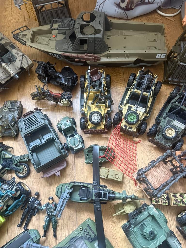 Grote set speelgoed militaire voertuigen + soldaten, Ophalen of Verzenden, Zo goed als nieuw