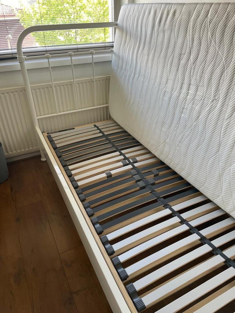 Eenpersoonsbed met lattenbodem en matras - Wit metaal, Ophalen, Modern, Klassiek, Gebruikt, 90 cm