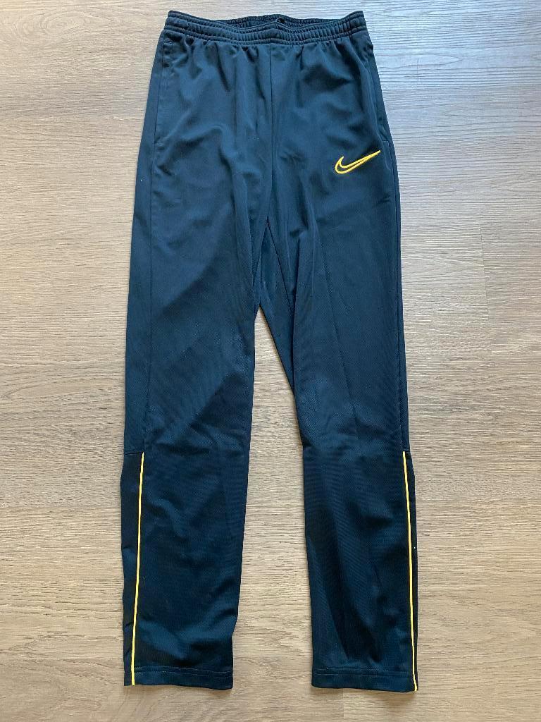 Trainingsbroek Nike mt 158/170 NIEUW, Kinderen en Baby's, Kinderkleding | Maat 158, Ophalen of Verzenden, Nike, Jongen, Nieuw