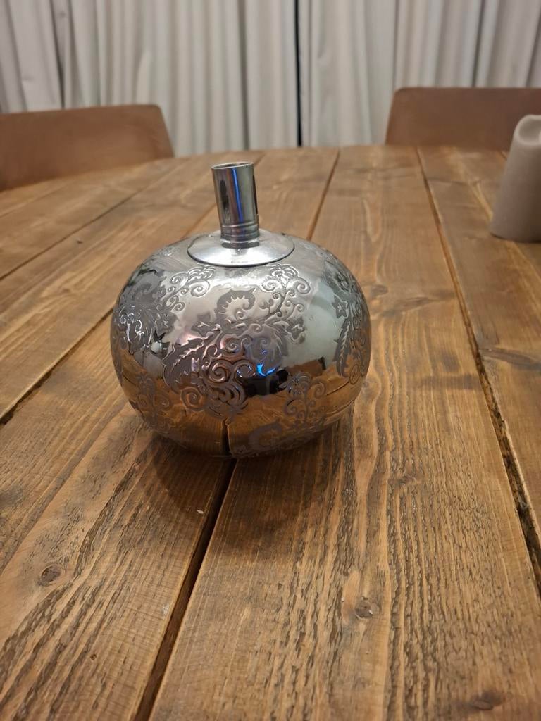 Zilverkleurige olielamp met versieringen, Ophalen of Verzenden