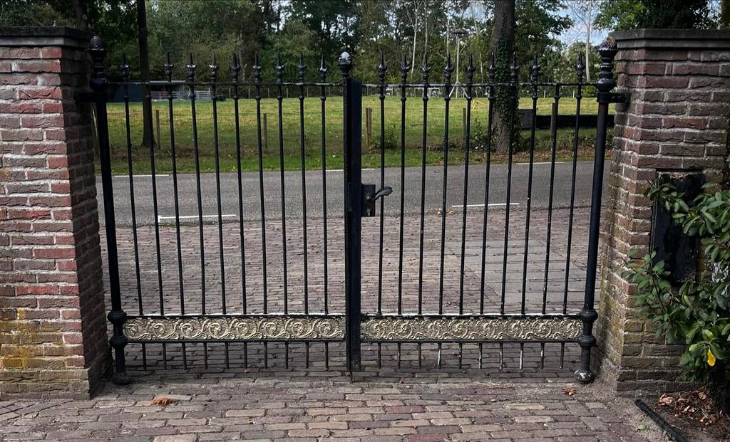 Antieke sierpoort met mooie details, Gebruikt, Staal, Ophalen of Verzenden, 200 cm of meer