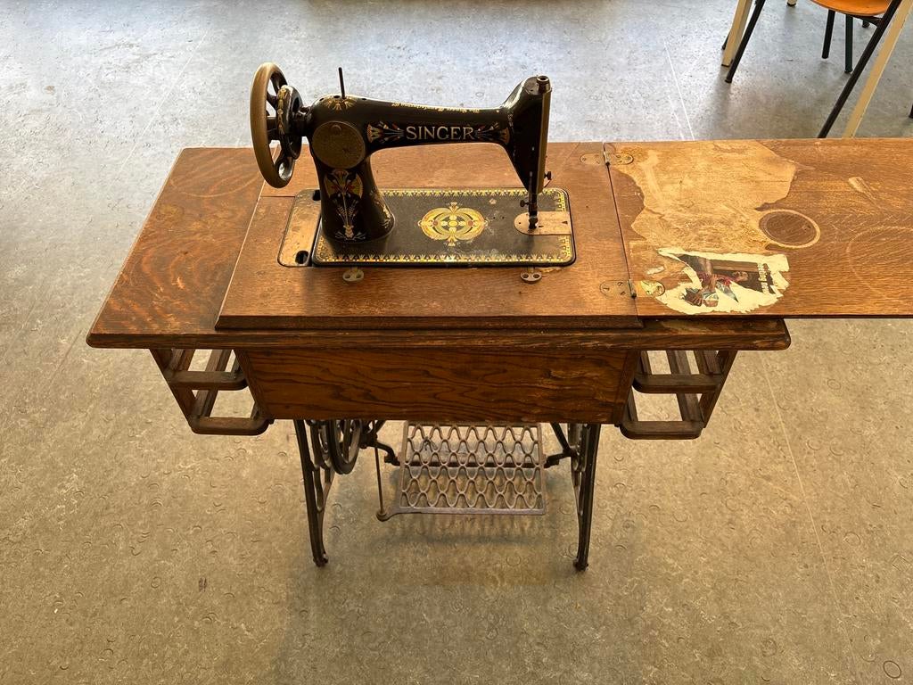 Antieke Singer naaimachine met gietijzeren onderstel, Ophalen