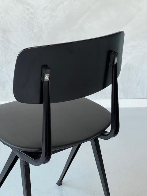 Result eetkamerstoel Friso Kramer vintage Ahrend stoel zwart, Huis en Inrichting, Stoelen, Gebruikt, Vintage, Ahrend, Ophalen of Verzenden