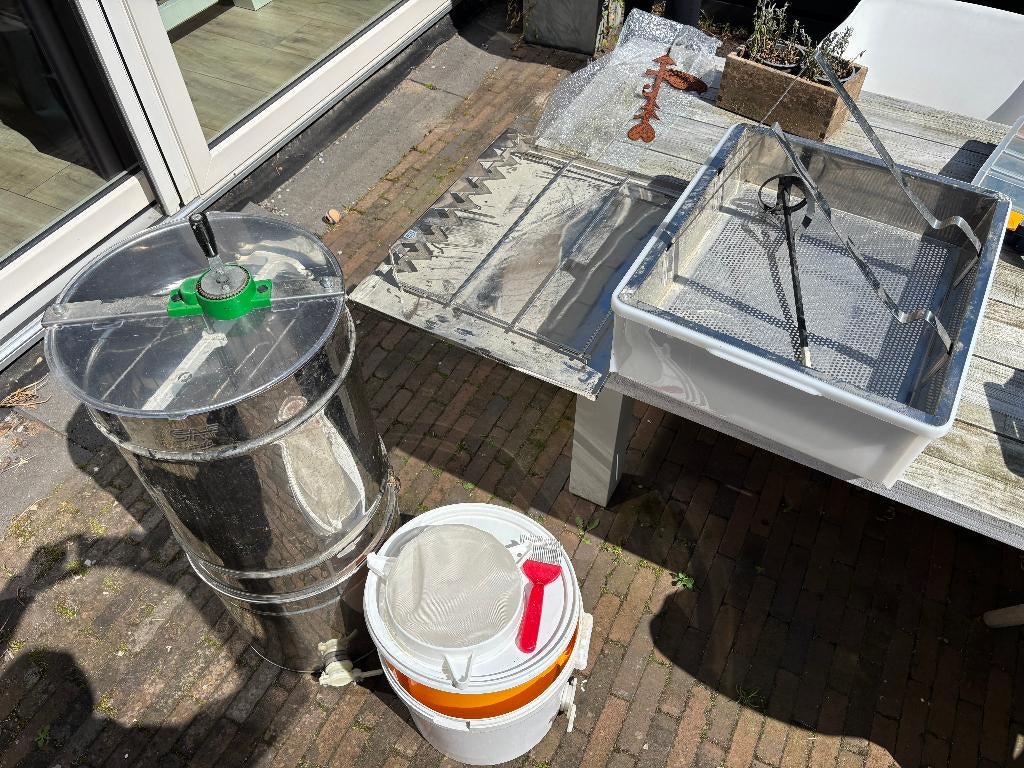 Honingslinger en toebehoren, Bijen