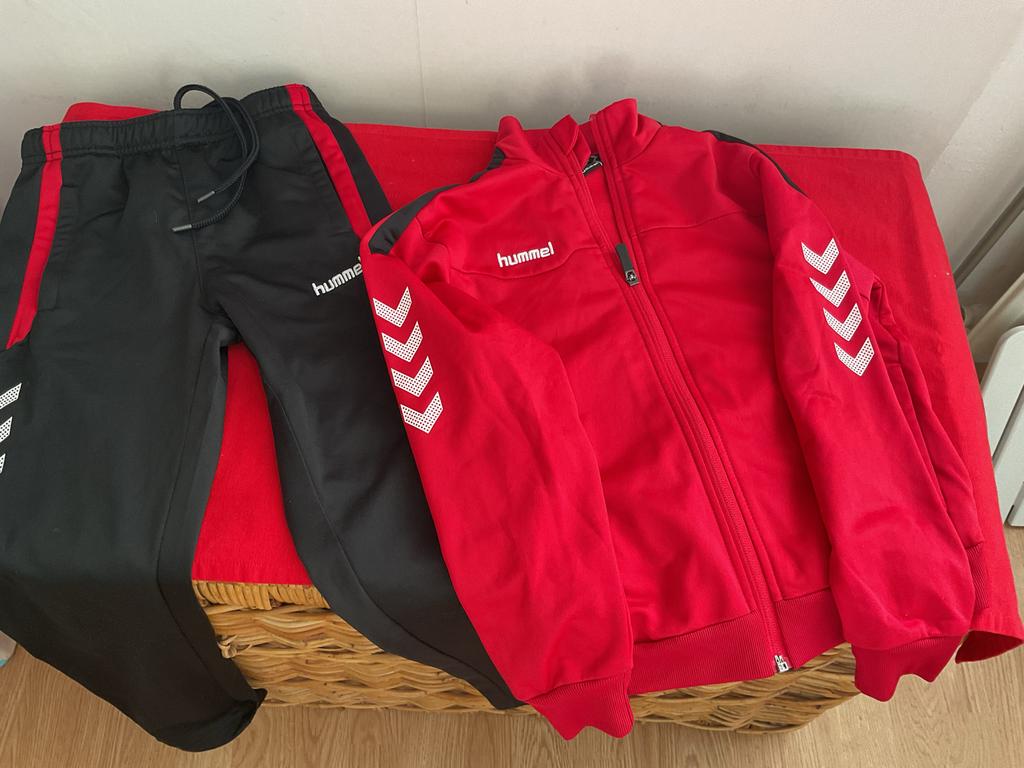 Gloednieuw Hummel trainingspak maat 128, Kinderen en Baby's, Kinderkleding | Maat 128, Ophalen, Nieuw, Jongen of Meisje, Setje