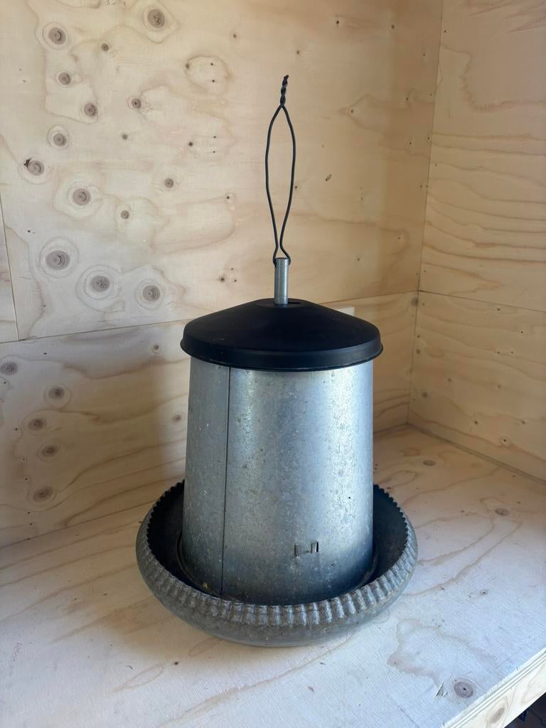 Voersilo - Voor kippen / Pluimvee - Anti ongedierte, Dieren en Toebehoren, Pluimvee | Toebehoren, Ophalen, Zo goed als nieuw, Drinken en Voederen