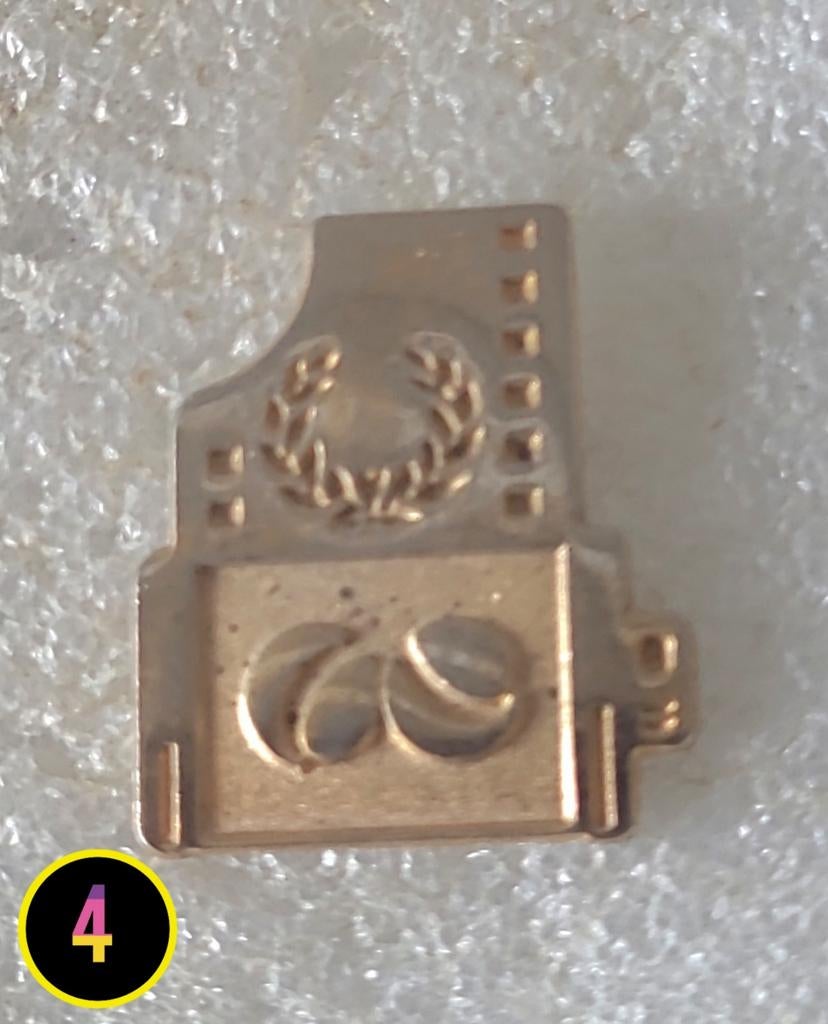 Vintage Pin met Lauwerkrans, Verzenden