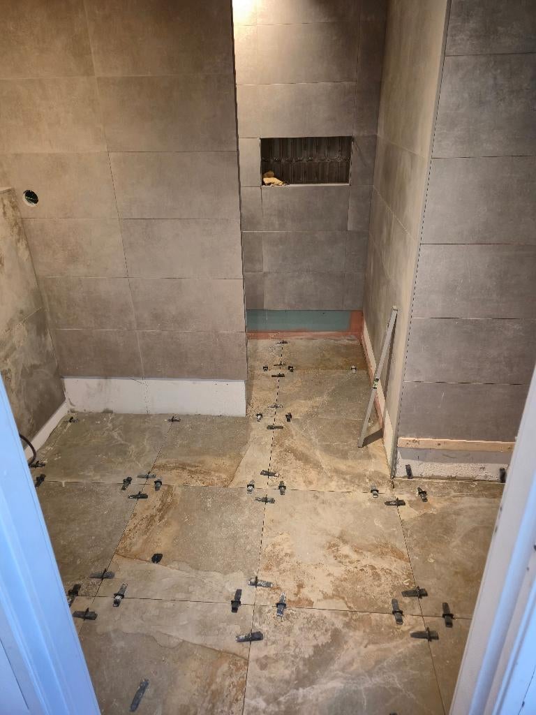 Badkamer vloer tegels en een inbouw nis, Doe-het-zelf en Verbouw, Ophalen, 40 tot 60 cm, 40 tot 60 cm, Keramiek