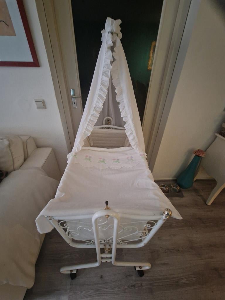Witte metalen wieg met hemeltje, Kinderen en Baby's, Babywiegjes en Ledikanten, Ophalen, Zo goed als nieuw, Wieg