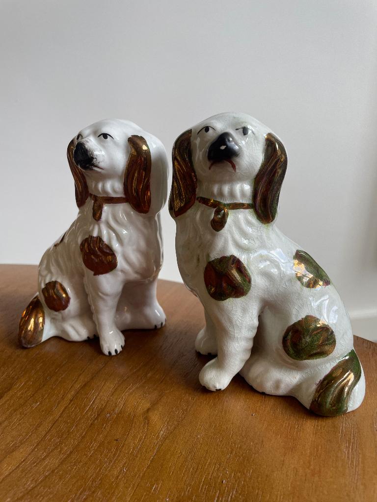 Vintage / antieken hoerenhondjes Staffordshire, Verzamelen, Beelden en Beeldjes, Ophalen of Verzenden, Gebruikt, Dier