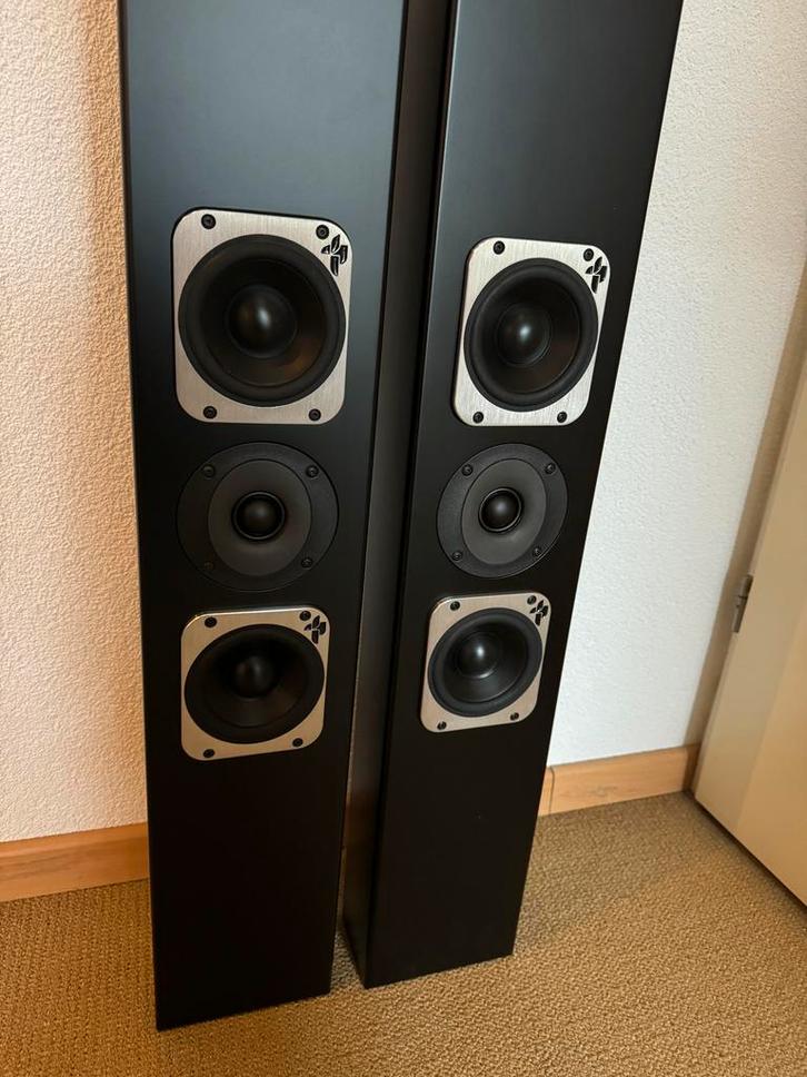 Totem Tribe 3 on wall luidsprekers, Audio, Tv en Foto, Luidsprekers, Gebruikt, Front, Rear of Stereo speakers, Minder dan 60 watt